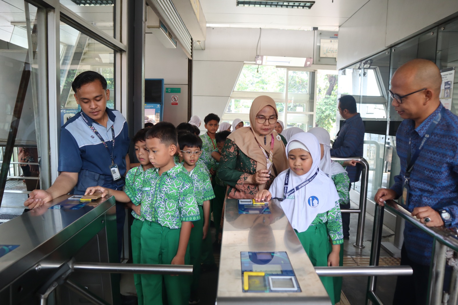 Edutrip Naik Kendaraan Umum SDIA 19 Sentra Primer