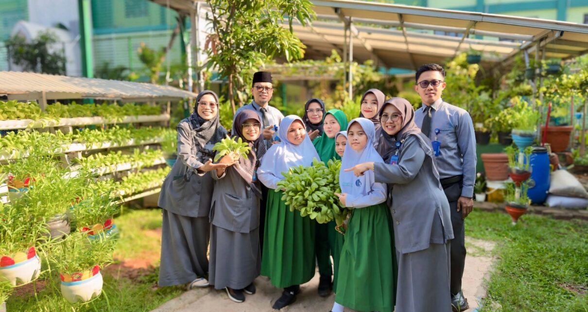 Hangatnya Murid dan Guru SDIA 19 Sentra Primer Panen Pakcoy