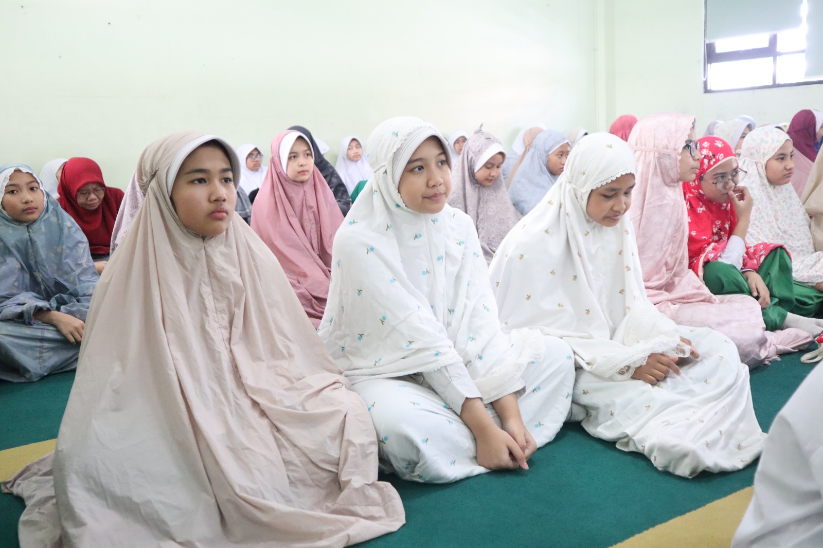 Momen haru sujud syukur Angkatan 23 SDIA 19 Sentra Primer