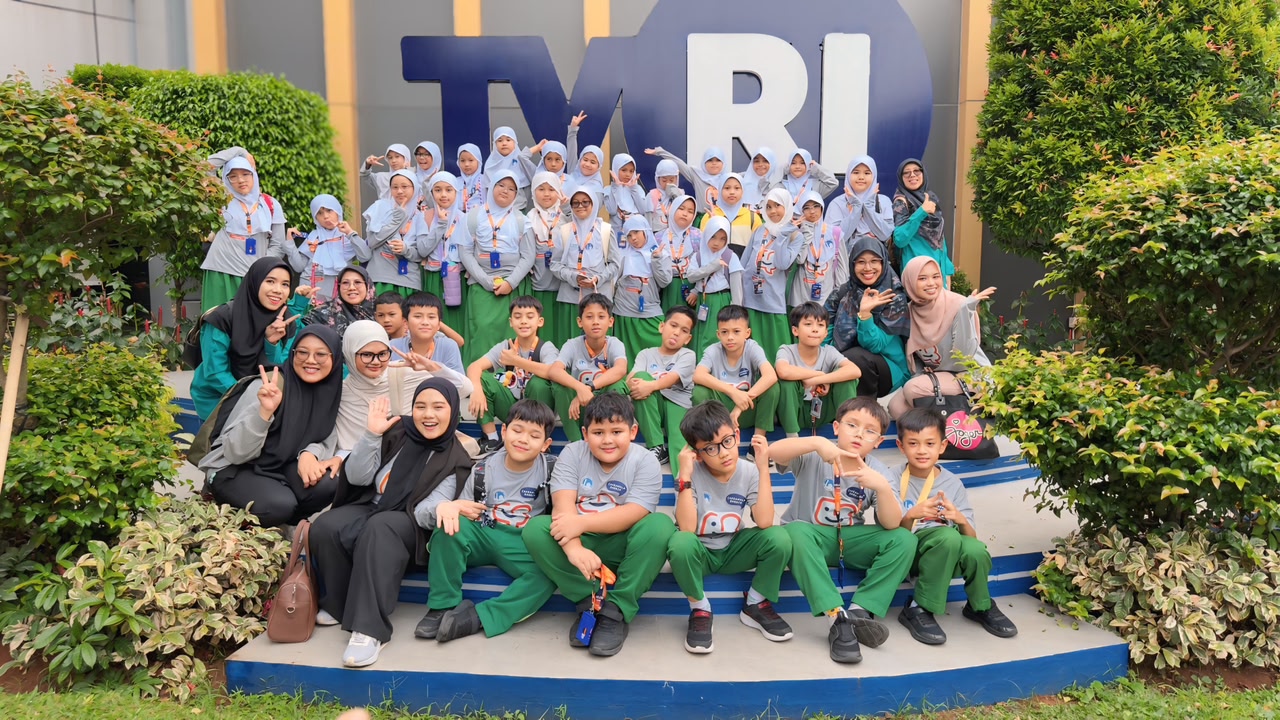 Outing Class Public Speaking SDIA 19 Goes to TVRI