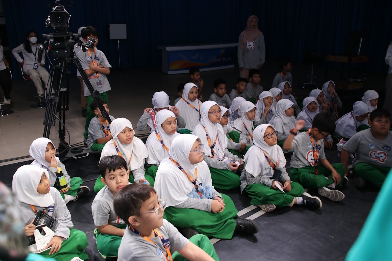 Outing Class Public Speaking SDIA 19 Goes to TVRI
