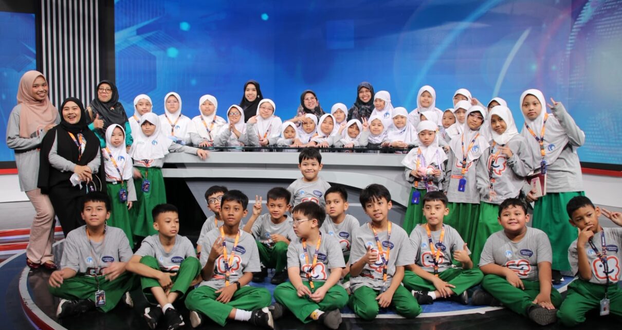 Outing Class Public Speaking SDIA 19 Goes to TVRI