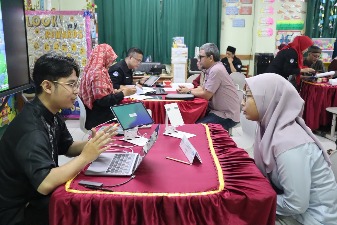 Unboxing Ceremony iPad Digital Classroom SDIA 19