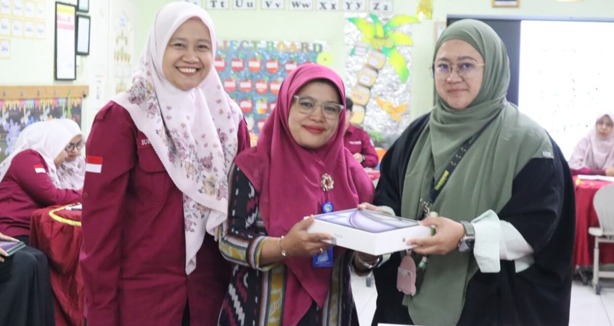Unboxing Ceremony iPad Digital Classroom SDIA 19