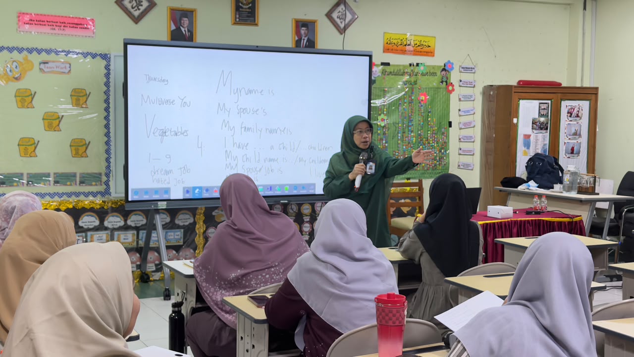 Bukan Cuma Murid, Guru SDIA 19 Asah Kemampuan Lewat English Training