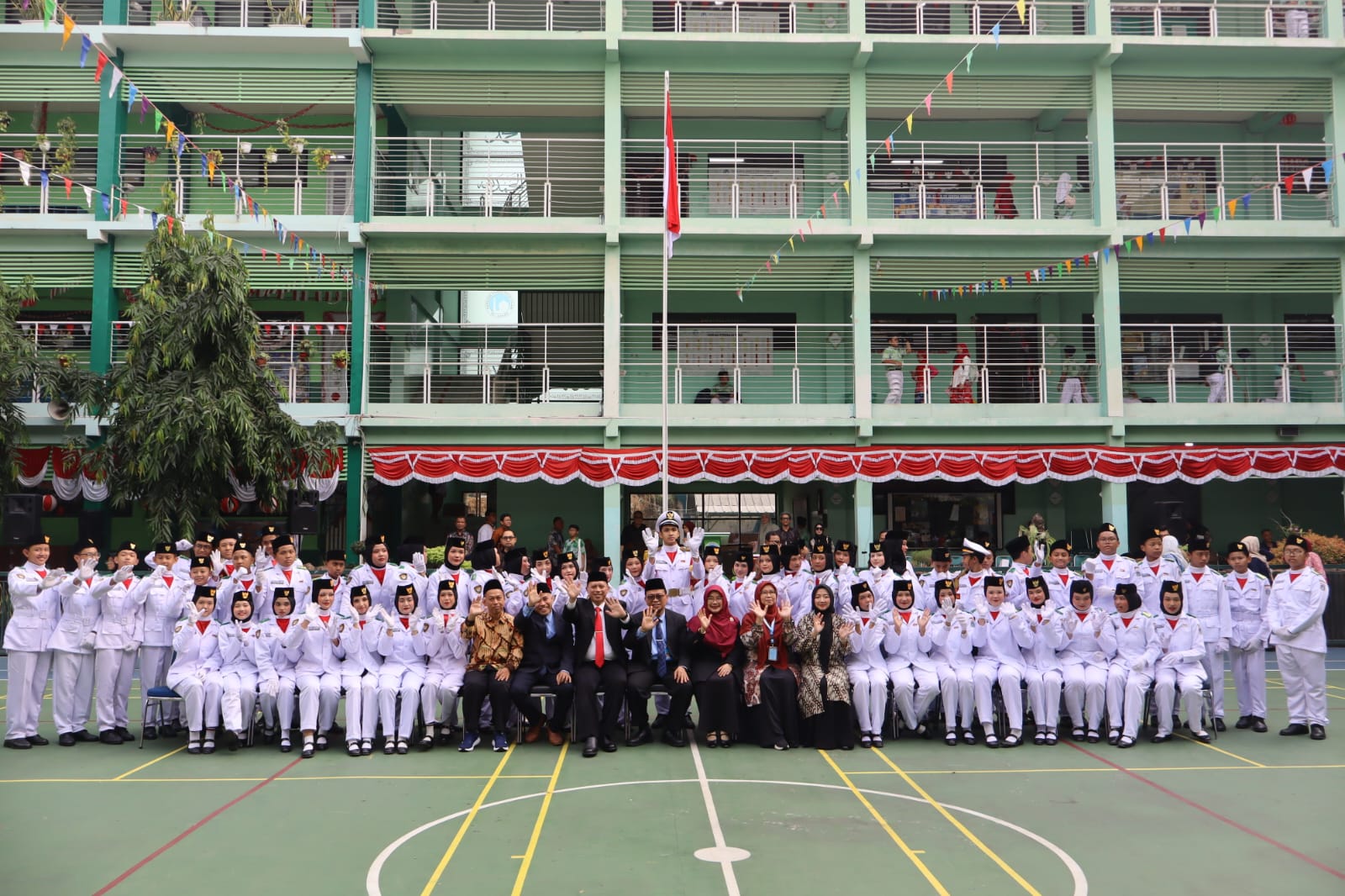 Upacara Bendera HUT RI-81 SD Islam Al Azhar 19 Sentra Primer