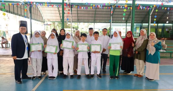 Penghargaan Prestasi OSN dan OMI Murid SDIA 19 Sentra Primer