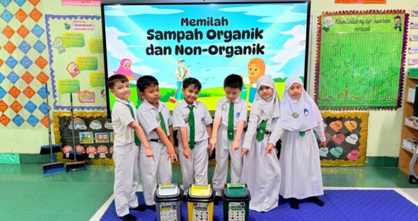 Giat Makan Buah Hingga Pilah Sampah, Murid SDIA 19 Aktif Jaga Lingkungan
