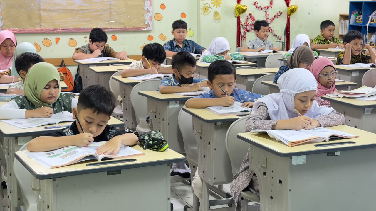 Semarak Hari Batik Nasional SDIA 19 Sentra Primer, Belajar Makin Ceria!